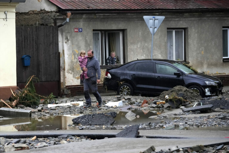 Vidíte tu hasičov, že by nám dávali vodu? sťažujú sa ľudia v zatopenom Jeseníku. Sú dva dni bez jedla a vody (foto)