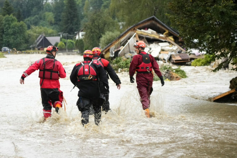 K českej obci Troubky sa blíži povodňová vlna, všetkých obyvateľov evakuujú (foto+video)