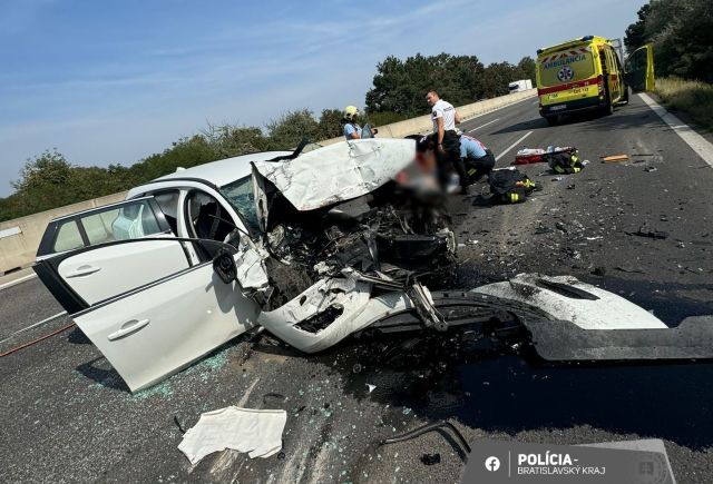 Diaľnica D1 je v smere do Trnavy uzatvorená, došlo k zrážke vozidla s nákladným autom (foto)