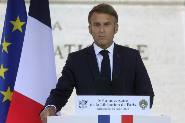 Macron dva mesiace po voľbách predstavil novú vládu, dominujú v nej konzervatívci a centristi