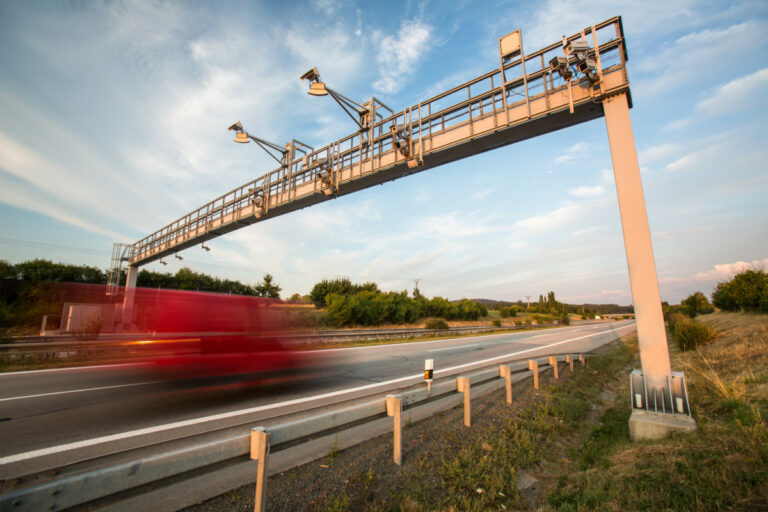 Slovensko musí byť opäť extra, kladieme si otázku, komu toto vyhovuje? Pýtajú sa autodopravcovia