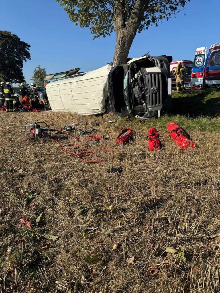 Vodič skolaboval, tréner skrútil volant, nehode sa však juniorka poľského tímu nevyhla. Zahynuli dve osoby, ďalšie sú zranené