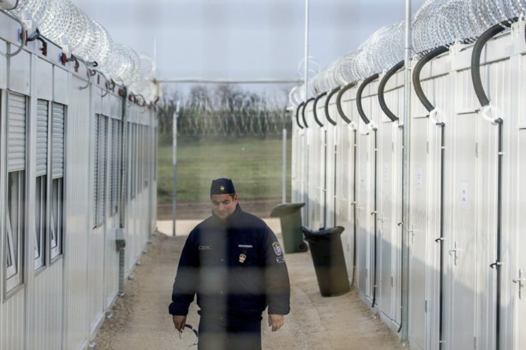 Maďarsko si za svoje vyhrážky, že autobusmi pošle migrantov do Bruselu, vyslúžilo si kritiku od belgickej ministerky