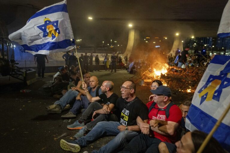 Izrael čelí generálnemu štrajku, má prinútiť vládu zabezpečiť návrat rukojemníkov zadržiavaných v Pásme Gazy