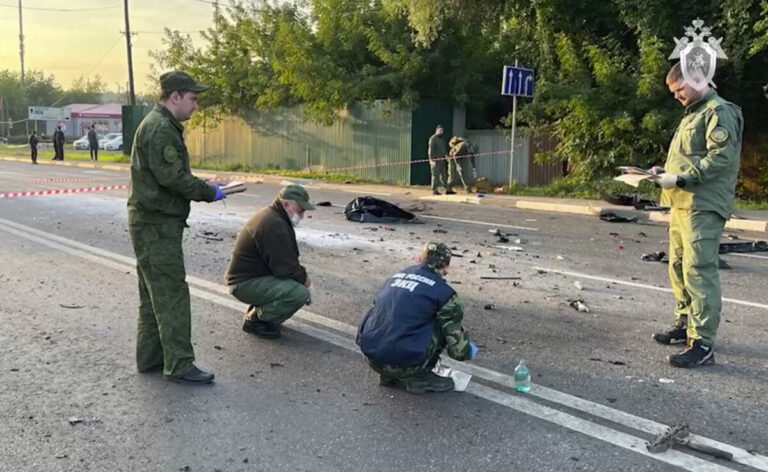 V Rusku odsúdili na doživotie muža, nacionalistickému spisovateľovi nastražil do auta bombu