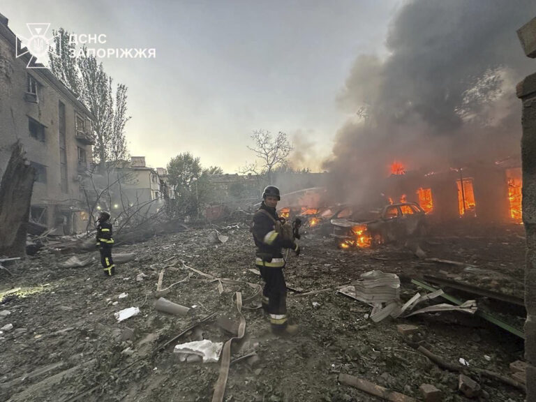 Rusi zaútočili na Záporožie 13 navádzanými bombami, medzi zranenými sú aj dve deti (foto)