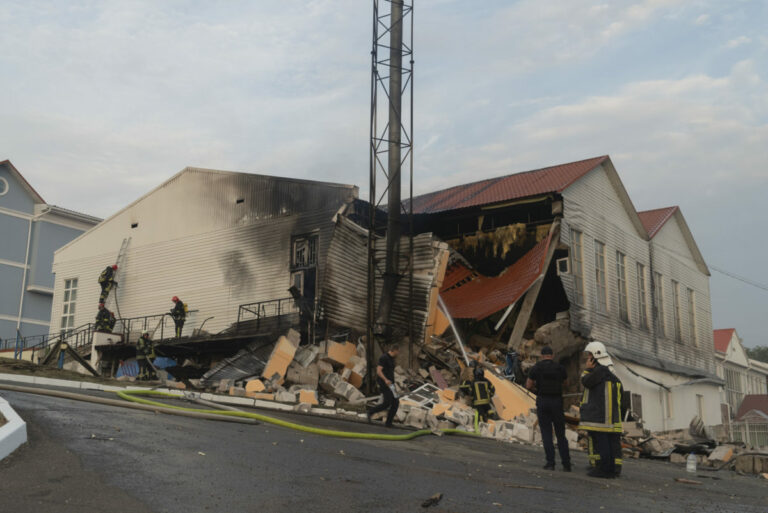 Rusko vypustilo na Kyjev záplavu dronov a riadených a balistických rakiet