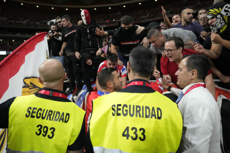 Madridské derby pošpinili nepokoje fanúšikov, Real po prerušení zápasu neudržal víťazstvo. Simeone hodil vinu na Courtoisa (foto)