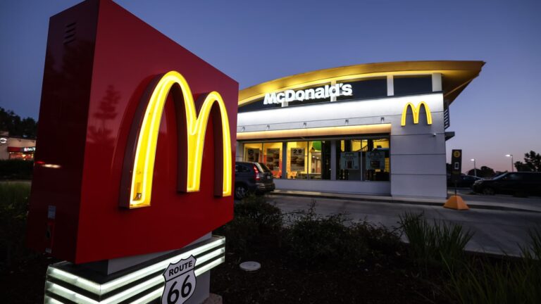 Akcie McDonald’s klesajú po tom, čo CDC oznámilo, že prepuknutie E. coli súvisí s Quarter Pounders