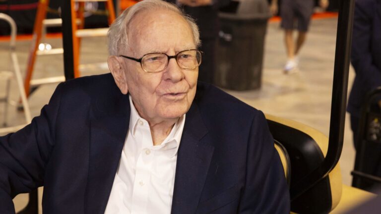 Warren Buffett, ktorý sa obáva imitátorov, hovorí, že nepodporuje kandidátov ani investície