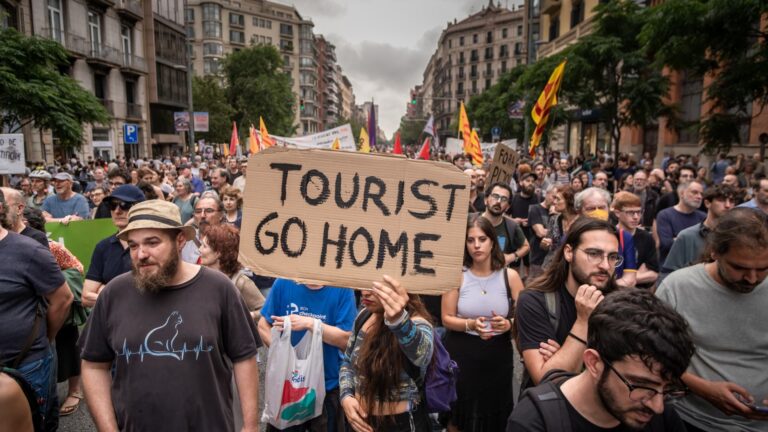 Po protestoch proti turizmu Španielsko prijíma rekordný počet cestujúcich