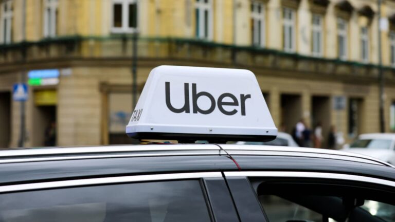 Uber ponúka možnosť len plne elektrických vozidiel, spúšťa AI chatbota