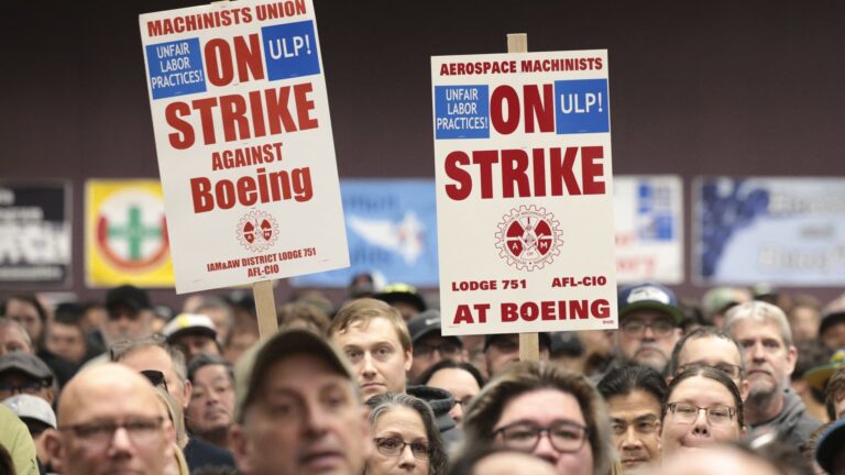 Strojári Boeingu odmietajú novú pracovnú zmluvu a predlžujú viac ako 5-týždňový štrajk