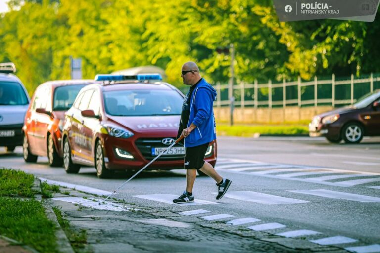 Únia nevidiacich a slabozrakých Slovenska pripravila s políciou aktivitu Deň bielej palice na cestách (foto)