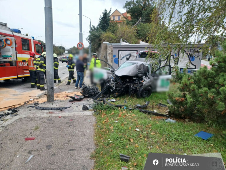 Smrteľná nehoda v Bratislave. Zrážka dvoch áut a chodkyne si vyžiadala jednu obeť