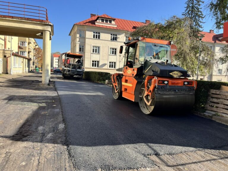 Rozsiahla rekonštrukcia ciest a chodníkov v centre Banskej Bystrice postupuje do druhej etapy, vodičov čakajú nové obmedzenia 