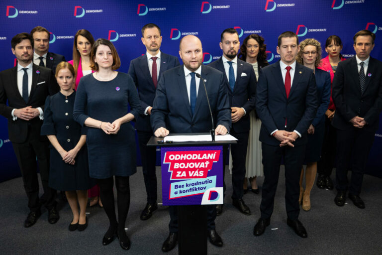 Prideľovanie dotácií v programe Obnovme si svoj dom pôsobí podozrivo, Demokrati podávajú podnet na NKÚ