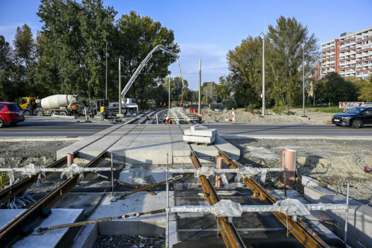 Petržalská električka by mala previezť cestujúcich už počas jari, prvá časť trate je už pokrytá rozchodníkom (video)