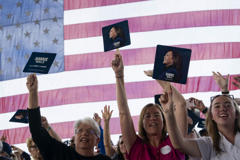 Harrisová má miernu prevahu nad Trumpom v Michigane a Wisconsine, v Pensylvánii je súboj vyrovnaný