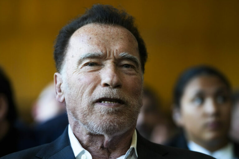 V súboji o post šéfa Bieleho domu Schwarzenegger podporil Harrisovú