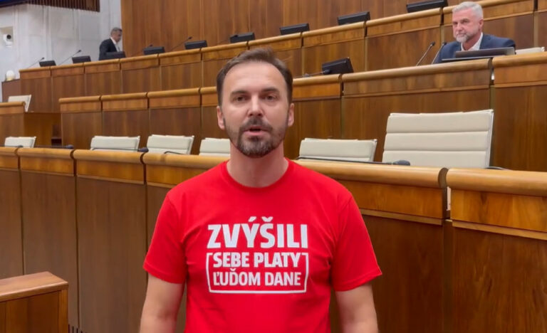 Poslanec Šipoš si odmietol obliecť sako, vyviedli ho z rokovacej sály parlamentu (video)