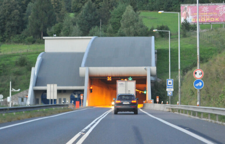 Tunel Branisko je pre nehodu uzatvorený, došlo k zrážke dvoch vozidiel