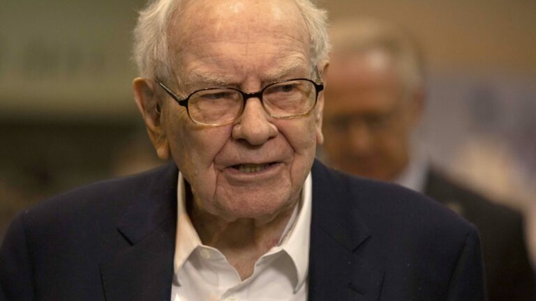 Peňažná pevnosť Berkshire Hathaway presahuje 300 miliárd dolárov, pretože Buffett predal viac akcií a zmrazil spätné odkúpenia