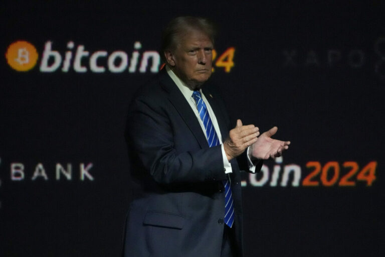 Bitcoin v reakcii na Trumpovo víťazstvo stúpol na rekordnú hodnotu