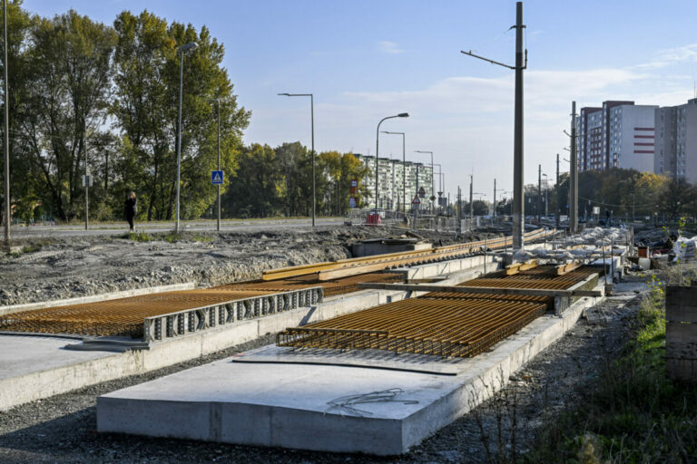 Tempo výstavby Petržalskej električky sa zrýchľuje, trať má byť hotová do konca roka (video)