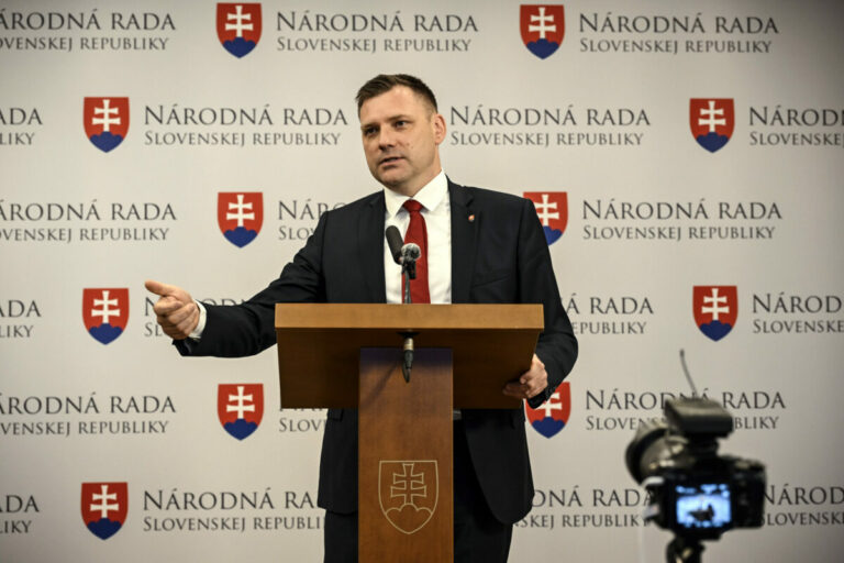 Minister Tarba tvrdí, že na stole sú len dve možnosti. Rekonštrukcia vlády alebo predčasné voľby