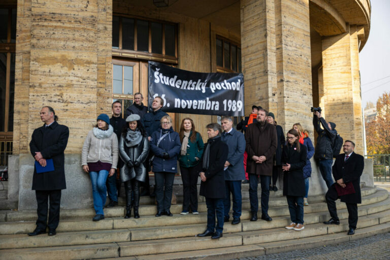 Brutálny zásah proti demonštrujúcim študentom v roku 1989 pobúril verejnosť a viedol k pádu totality