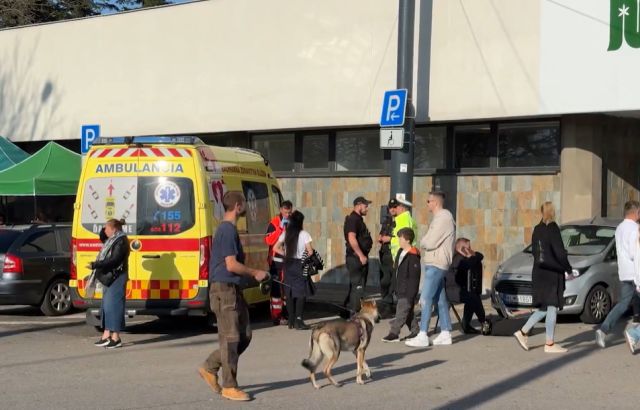 Ženu ťahali po zemi, otca kopali do hlavy. Rodinu napadli pred cintorínom neznámi muži