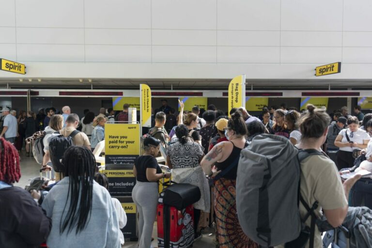 Najväčšia nízkonákladová letecká firma v USA Spirit Airlines požiadala o ochranu pred veriteľmi