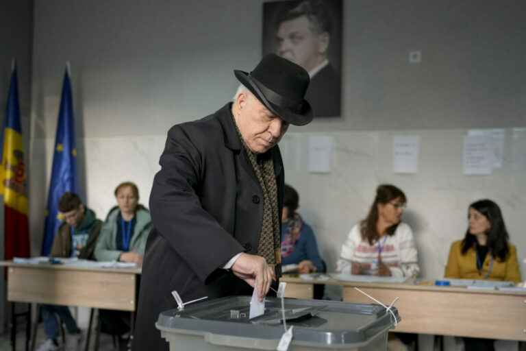 V Moldavsku sa koná rozhodujúce druhé kolo prezidentských volieb, zatieňujú ich obvinenia z podvodu a zastrašovania