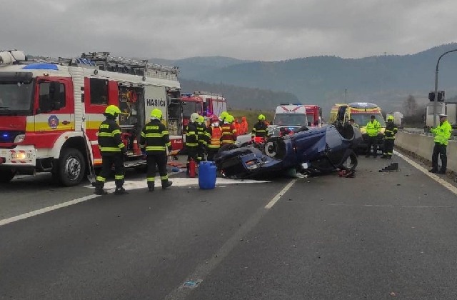 Nehoda na diaľnici D1 si vyžiadala jednu obeť, úsek je uzatvorený (foto)