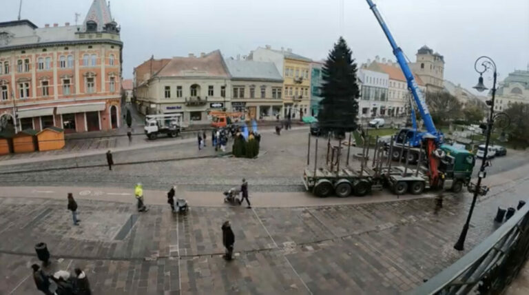 Metropolu východu už zdobí vianočný stromček, Košice pripravili atrakcie a svetelné inštalácie pre všetky generácie (video)