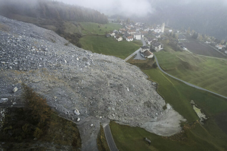 Obyvateľov švajčiarskej dediny Brienz evakuujú pre hroziaci zosuv skál