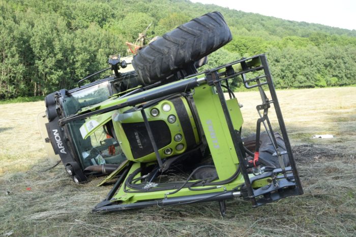 Tragická nehoda na východe Slovenska, 75-ročného muža zavalil traktor