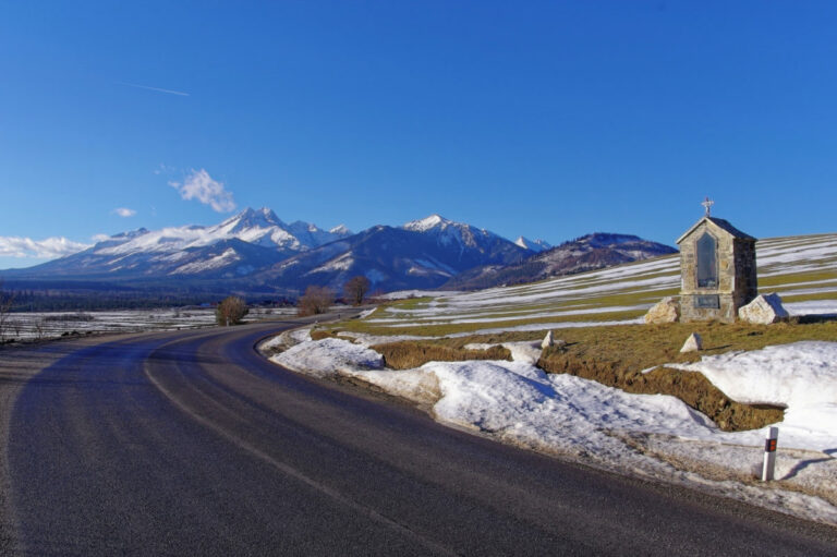 Vysoké Tatry sa v súčasnosti chcú áut zbaviť, za čias Rakúsko-Uhorska to však bolo presne naopak