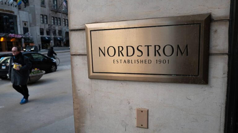 Nordstrom sa stane súkromným v rámci dohody so zakladajúcou rodinou v hodnote 6,25 miliardy dolárov