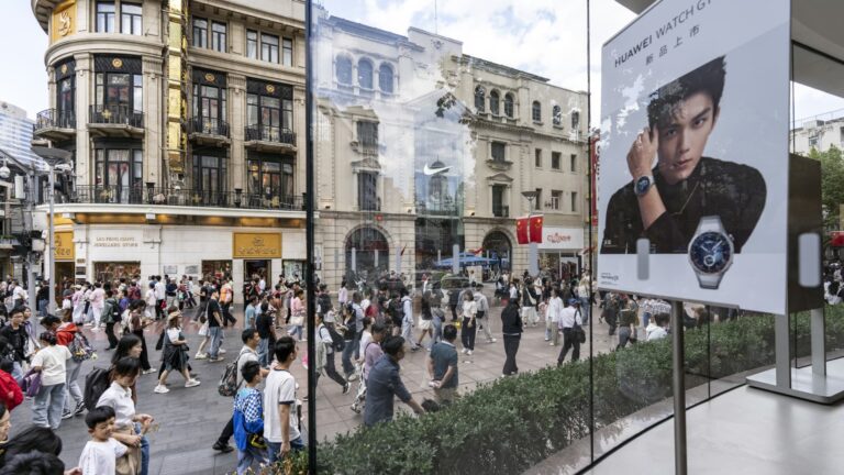 Čínske novembrové maloobchodné tržby zaostávajú za očakávaniami, prepad nehnuteľností sa prehlbuje