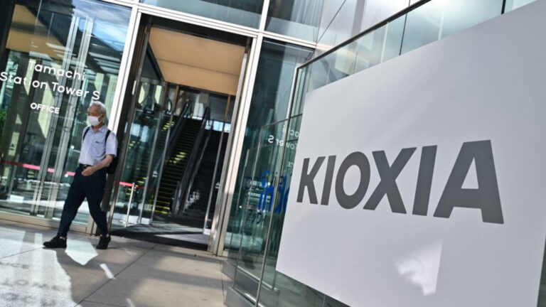 Akcie Kioxie vzrástli o 10 % pri debute v Tokiu po IPO v hodnote 800 miliónov dolárov