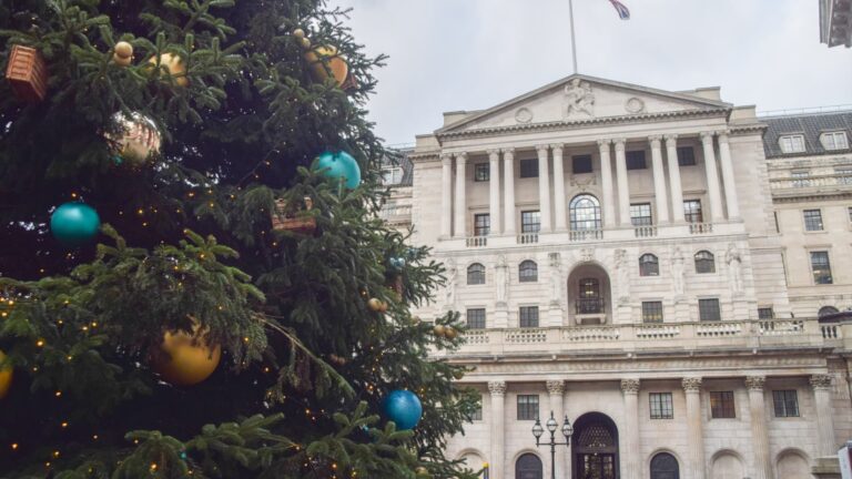 Bank of England drží sadzby, ale rozdelenie hlasov prekvapuje trhy