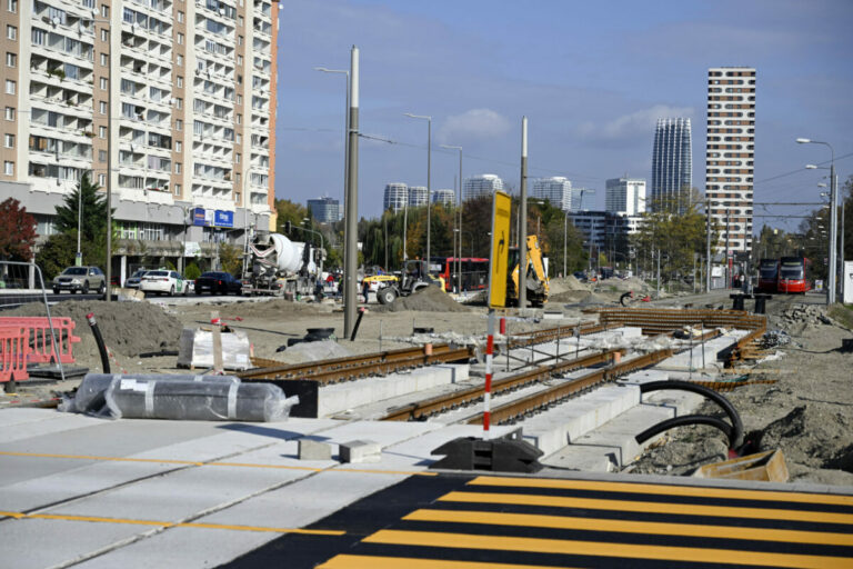 Výstavba petržalskej električky pokračuje, mesto začalo aj s náhradnou výsadbou – VIDEO