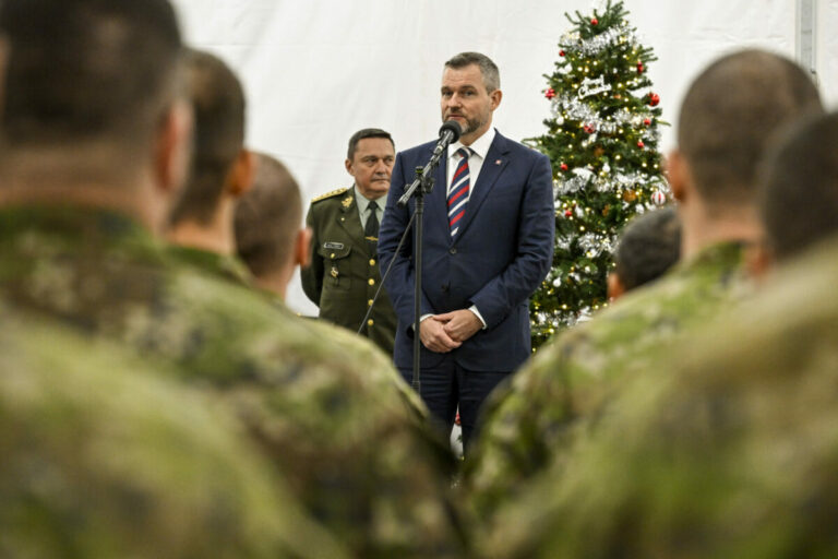 Pellegrini a Kaliňák navštívili slovenských vojakov v Lotyšsku, ktorí tam v rámci misie NATO strávia Vianoce – FOTO