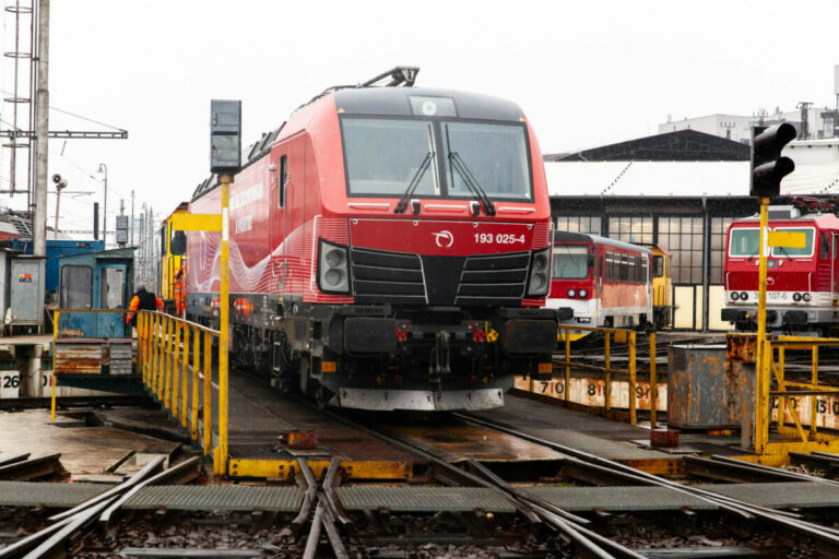 Železničná spoločnosť Slovensko predstavila moderné rušne Siemens Vectron, nahradia legendárne Gorily – VIDEO, FOTO