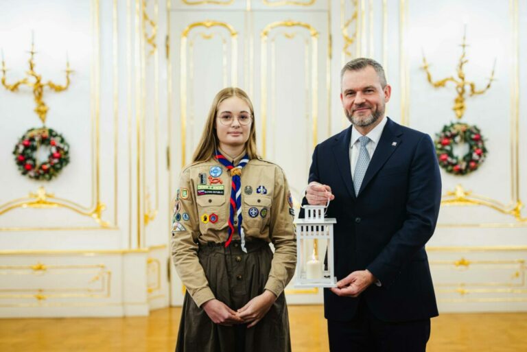 Pellegrini prevzal od skautov Betlehemské svetlo. Má priniesť pokoj, mier a lásku na Slovensku