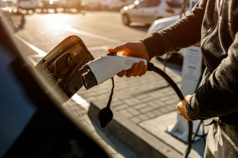 V Trnave parkujú elektromobily za symbolických 15 eur ročne, výhodnú ponuku využíva čoraz viac vodičov