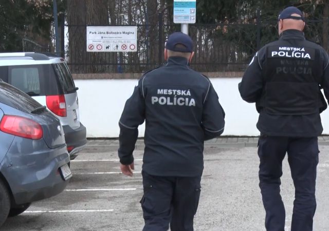 Dôchodca sa rozčúlil pre parkovací systém. Treba sa vybaviť flexou, 9 mm železom a strieľať na fízlov, nabádal ľudí