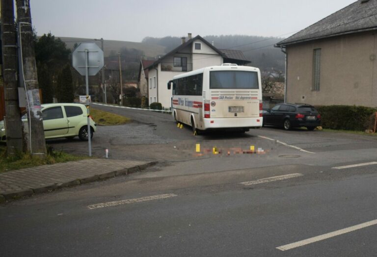 Autobus pri odbočovaní zrazil chodkyňu, utrpela zranenia nezlučiteľné so životom